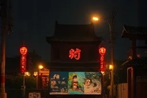 《金属荒原》封面，锈蚀管道与远处灰蓝穹顶